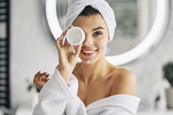 young-woman-doing-her-morning-routine copia